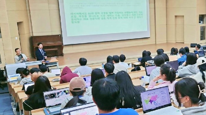 画像;学院長が韓国・建陽大学で講演を行いました