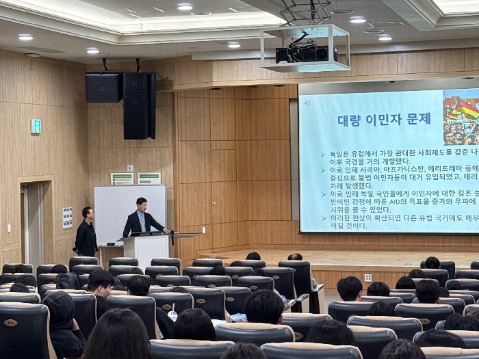 画像;学院長が韓国姉妹校・建陽大学で特別講演！
